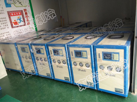 水冷式冷水機(jī) 水冷式冷水機(jī)